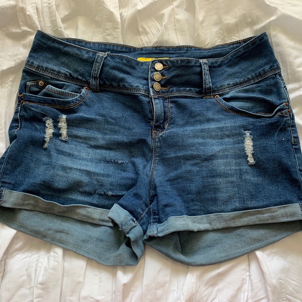•Adorable Short Shorts!•